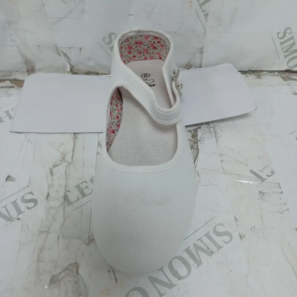 LOT OF 8 PAIRS OF WHITE ZONE CANVAS PUMPS