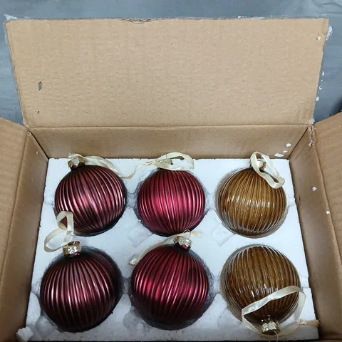 SET OF 6 RIBBED GLASS CHRISTMAS TREE BAUBLES