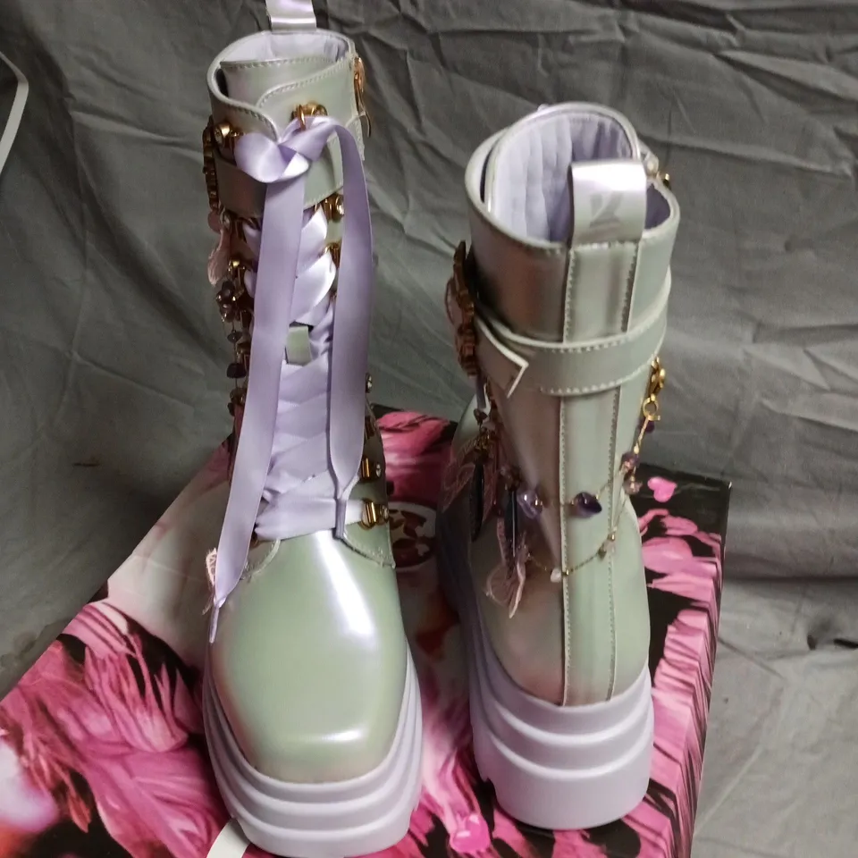 BOXED KOI NATURES FLURRY TRIDENT PLATFORM BOOTS IN PURPLE - UK 9