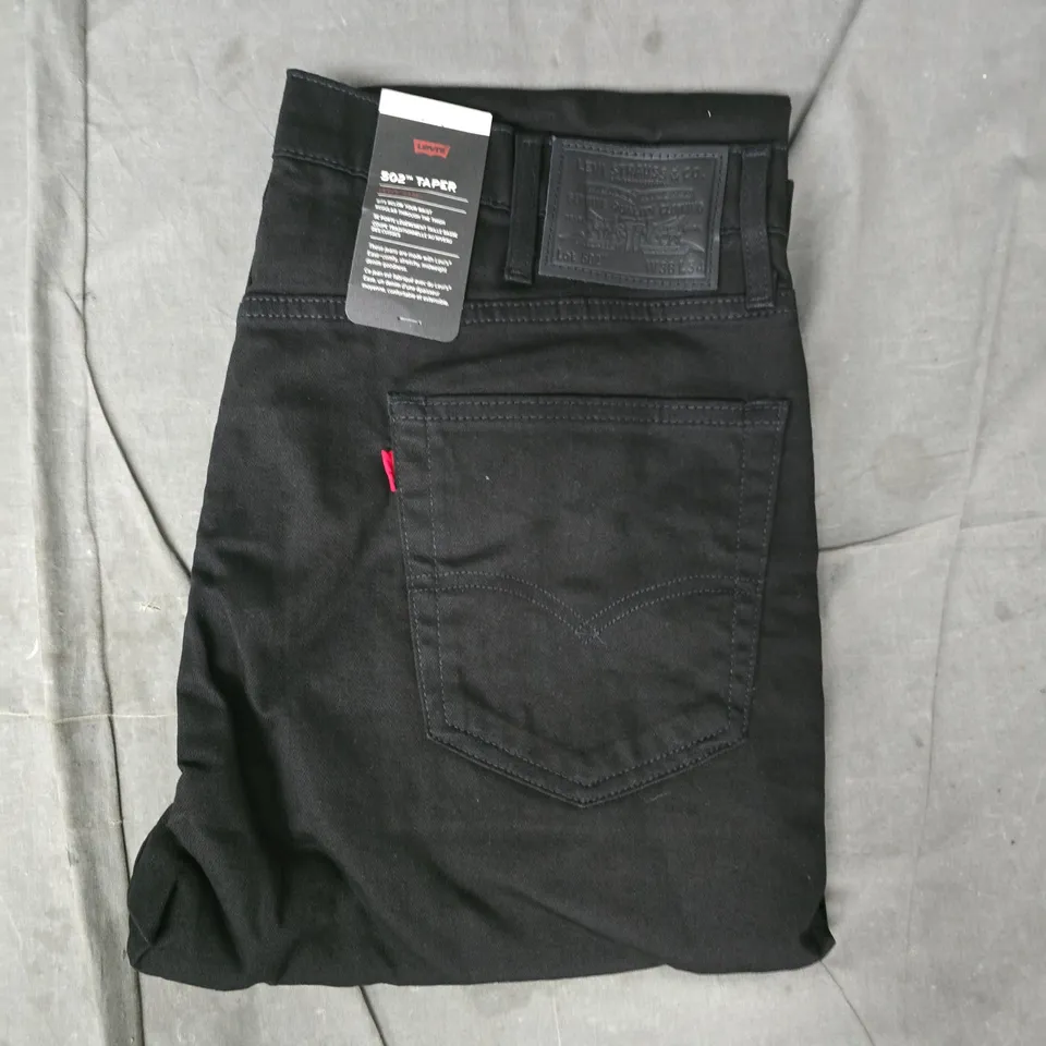 LEVIS 502 TAPER JEANS IN BLACK SIZE 38/34