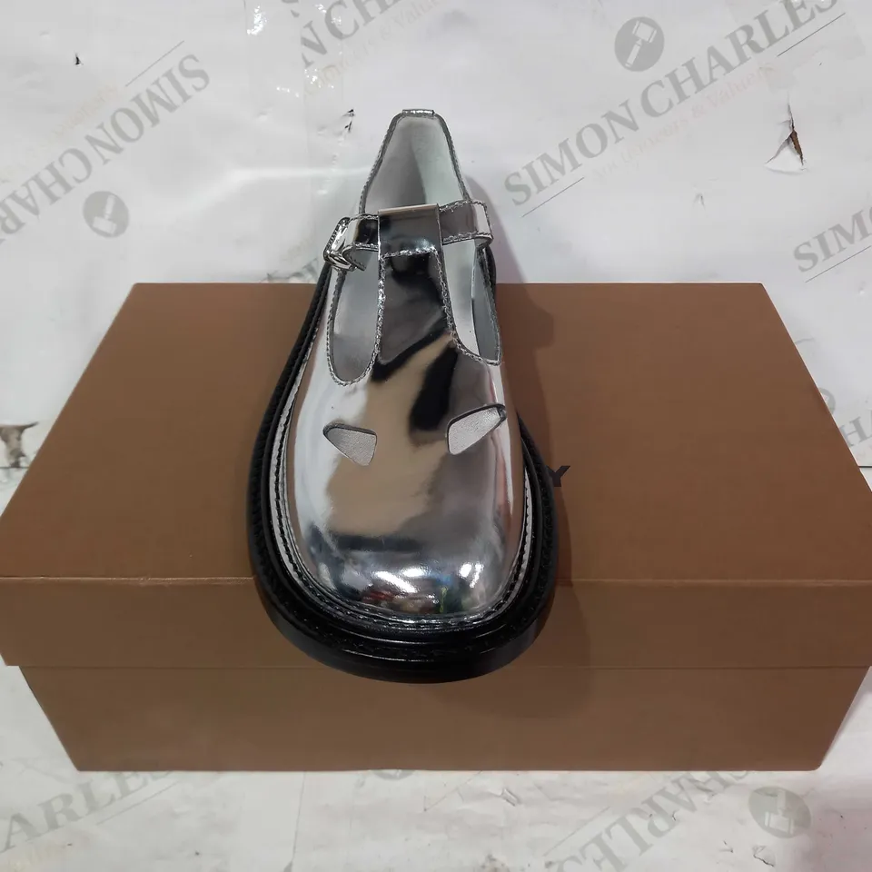 BOXED PAIR OF BURBERRY SHOES IN METALLIC SILVER EU SIZE 40