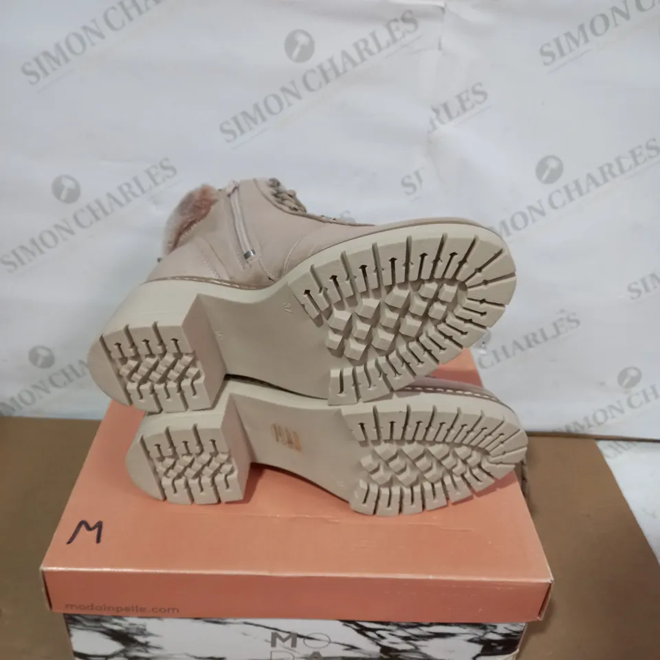 BOXED PAIR OF MODA IN PELLE BEIGE BOOTS - SIZE 37