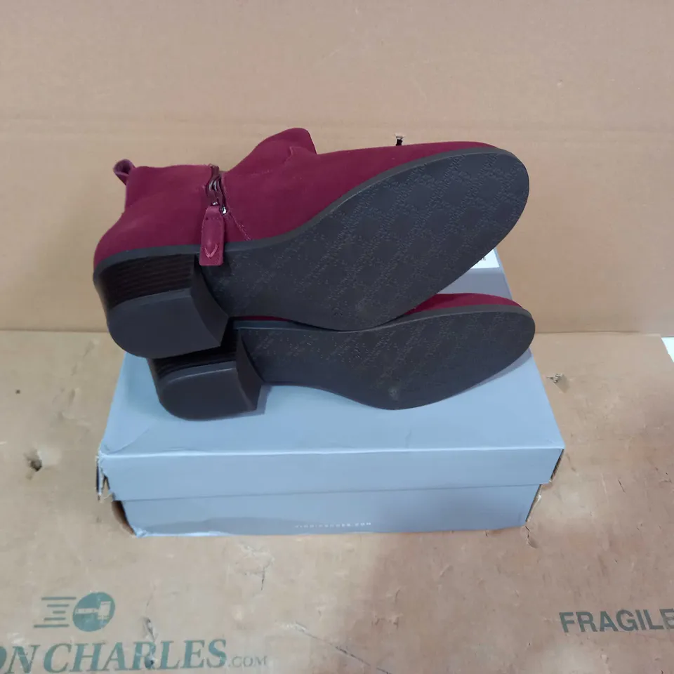 BOXED PAIR OF VIONIC - SIZE 9