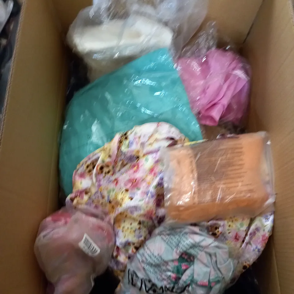 BOX OF APPROX 35 ASSORTED CLOTHING ITEMS TO INCLUDE - DRESSES, T-SHIRTS AND TROUSERS