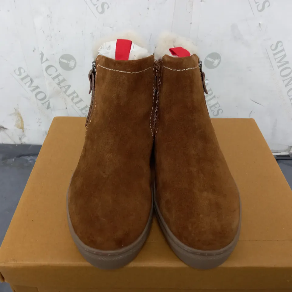 BOXED WHITE STUFF SHEARLING ZIP CUPSOLE BOOTS IN MID TAN - SIZE 3