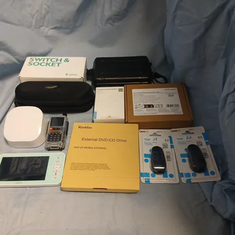 APPROXIMATELY 10 ASSORTED PRODUCTS TO INCLUDE; RIODDAS EXTERNAL DVD/CD DRIVE – PORTABLE USB 3.0 (BOXED)