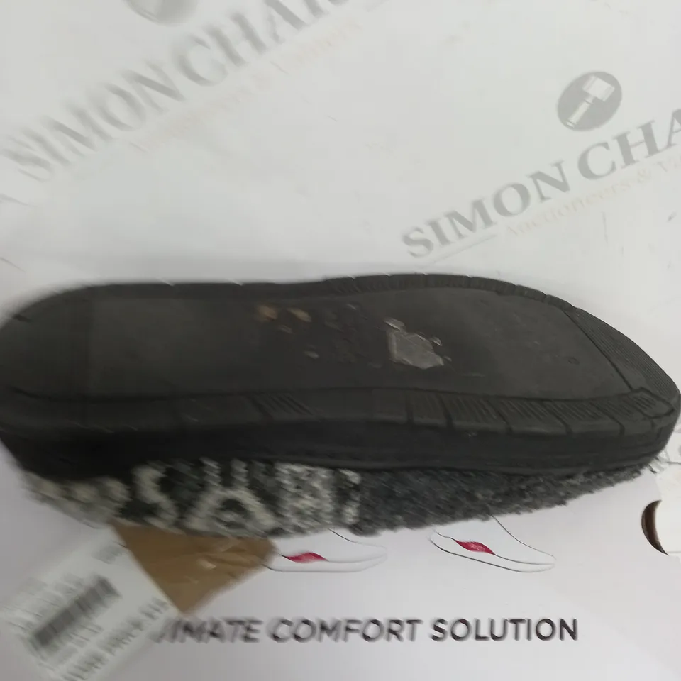 PAIR OF MUK LUKS MENS SLIPPERS IN GREY SIZE 12