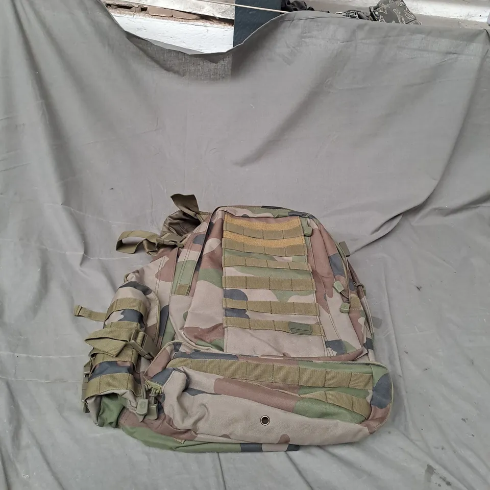 INVINCTUS DEFENDER CAMO BAG
