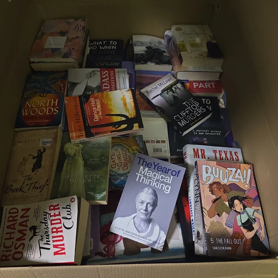 LARGE QUANTITY OF ASSORTED BOOKS TO INCLUDE D&D ADVENTURER, GINSPIRATION AND VARIOUS REFERENCE BOOKS AND NOVELS