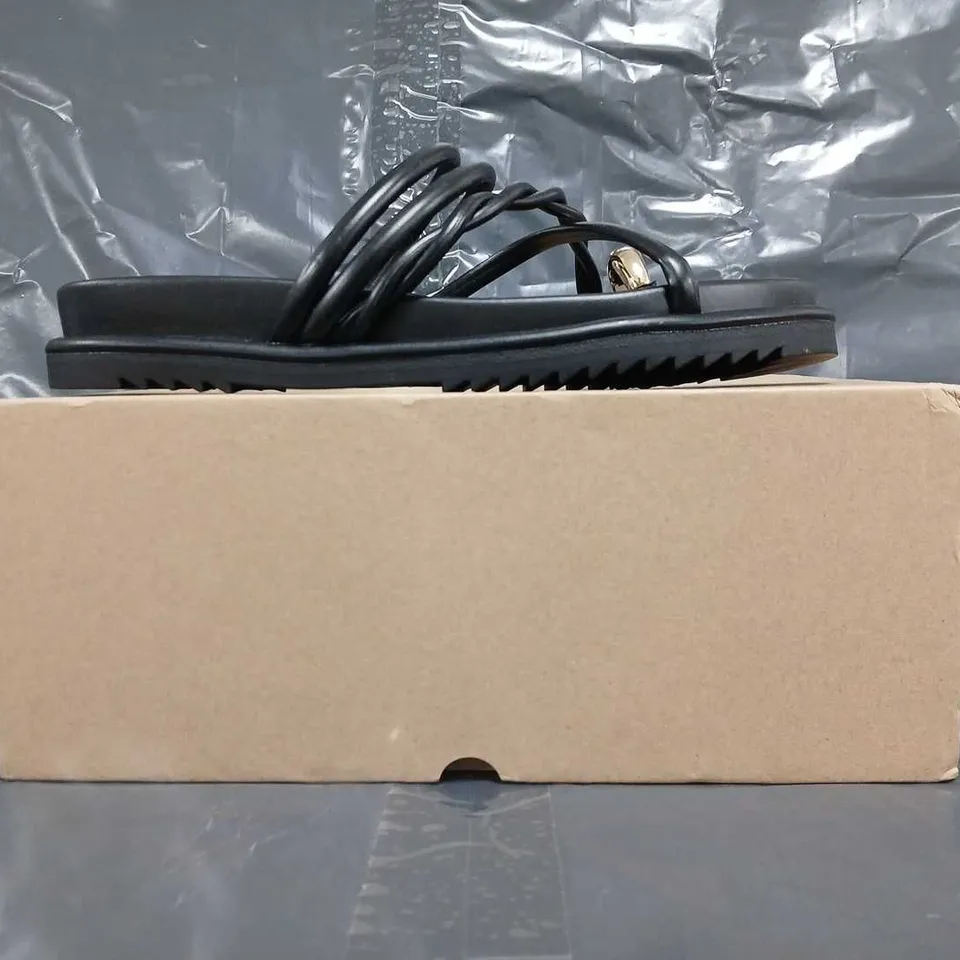 BOXED PAIR OF V BY VERY FLAT SANDALS IN BLACK SIZE UK 7