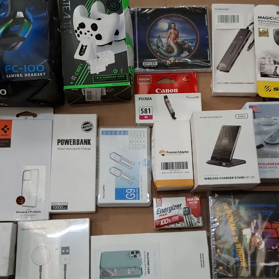 LARGE QUANTITY OF ASSORTED ITEMS TO INCLUDE MULTIPORT ADAPTERS, MEDIA ITEMS AND POWERBANK