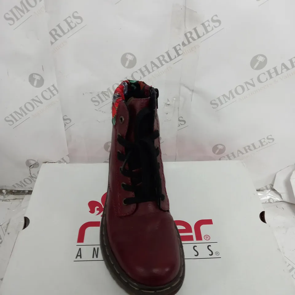 BOXED PAIR OF RIEKER RED INTEREST COLOUR BOOT SIZE 6 