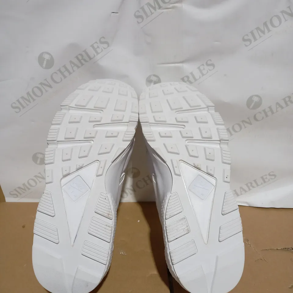 BOXED PAIR OF NIKE AIR HUARACHE IN WHITE SIZE 9