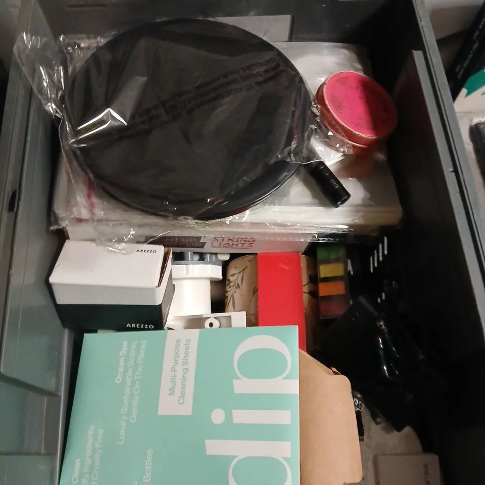 APPROXIMATELY 15 ASSORTED HOUSEHOLD ITEMS TO INCLUDE COPPER SCOURERS, DIP DETERGENT SHEETS AND PORTABLE SEALING MACHINE