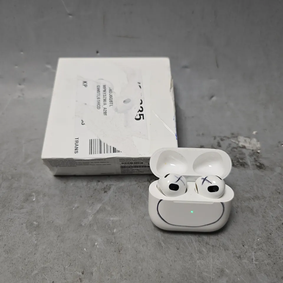 BOXED APPLE AIRPODS 