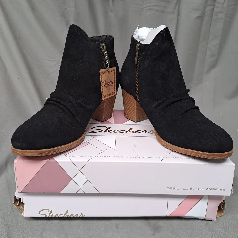 BOXED PAIR OF SKECHERS WATER RESISTANT CITY BOOTS IN BLACK SIZE 3.5