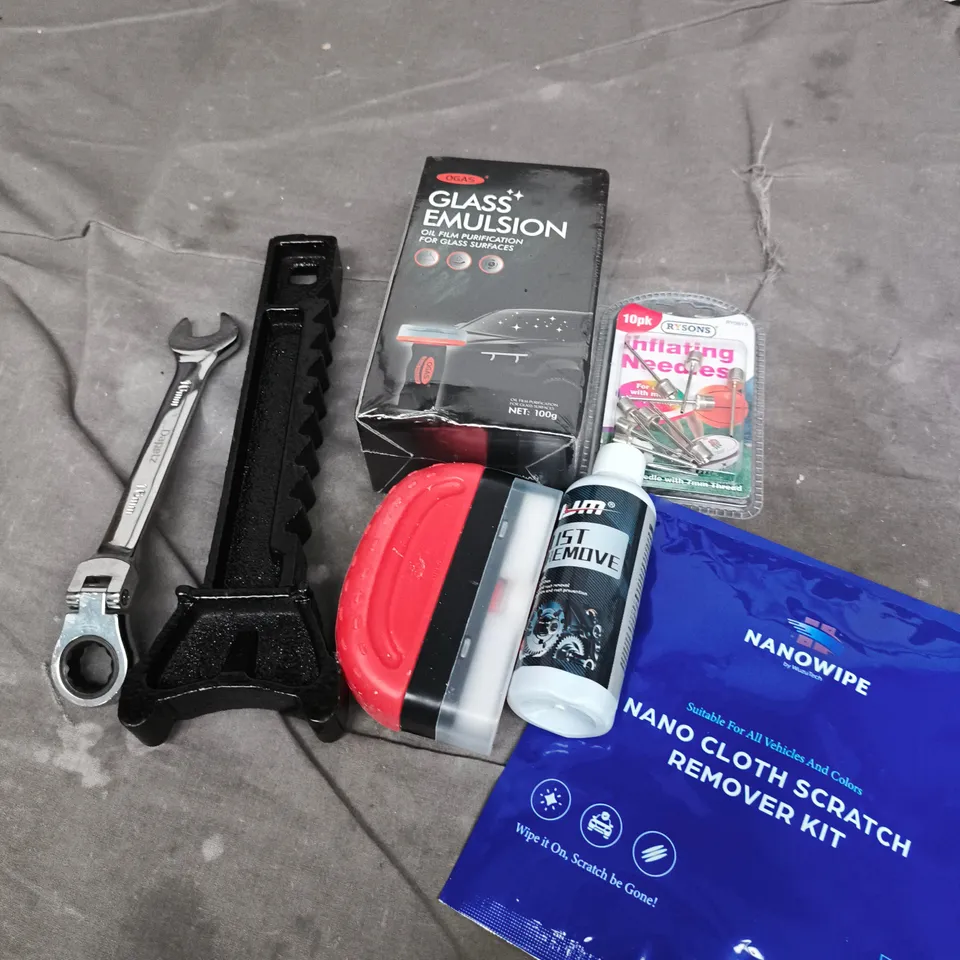 APPROXIMATELY 10 ASSORTED VEHICLE PARTS/ACCESSORIES TO INCLUDE NANO CLOTH, GLASS EMULSION, INFLATING NEEDLES ETC 