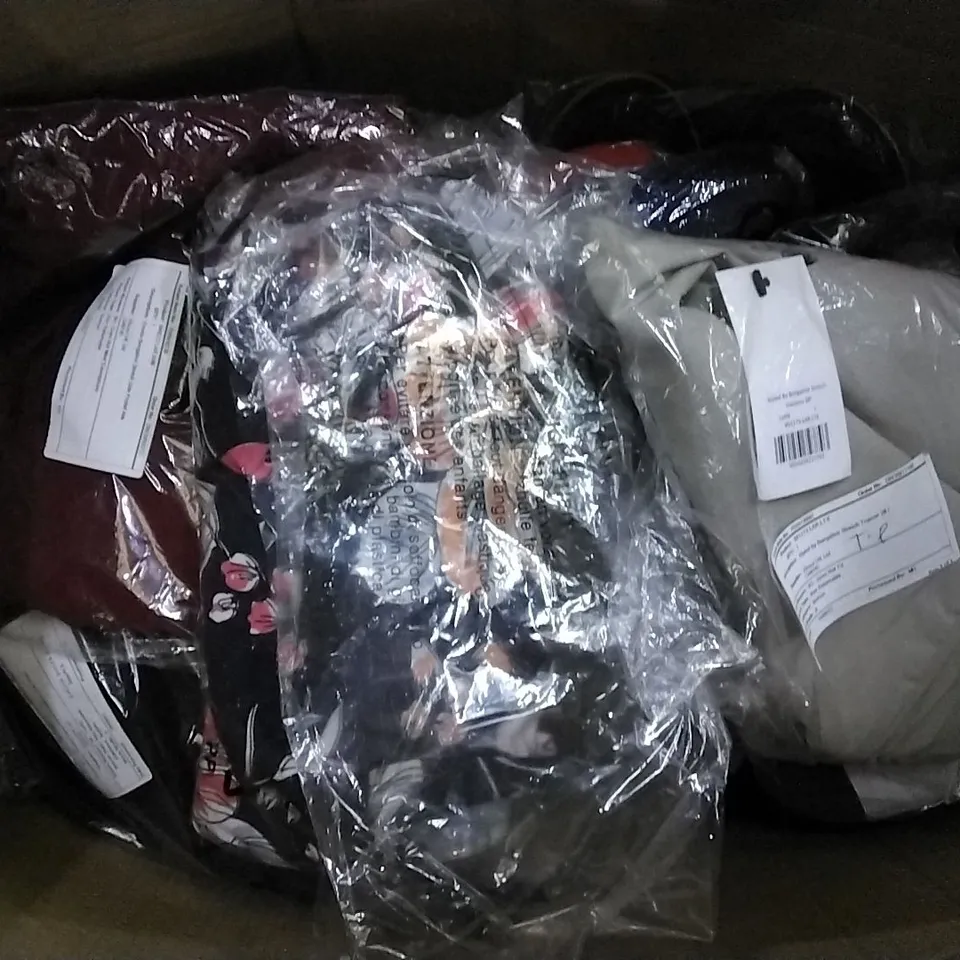 BOX OF APPROXIMATELY 25 ASSORTED DESIGNER CLOTHING & FOOTWEAR ITEMS TO INCLUDE CROP TROUSERS, FLORAL DRESS, GREY TROUSERS ETC
