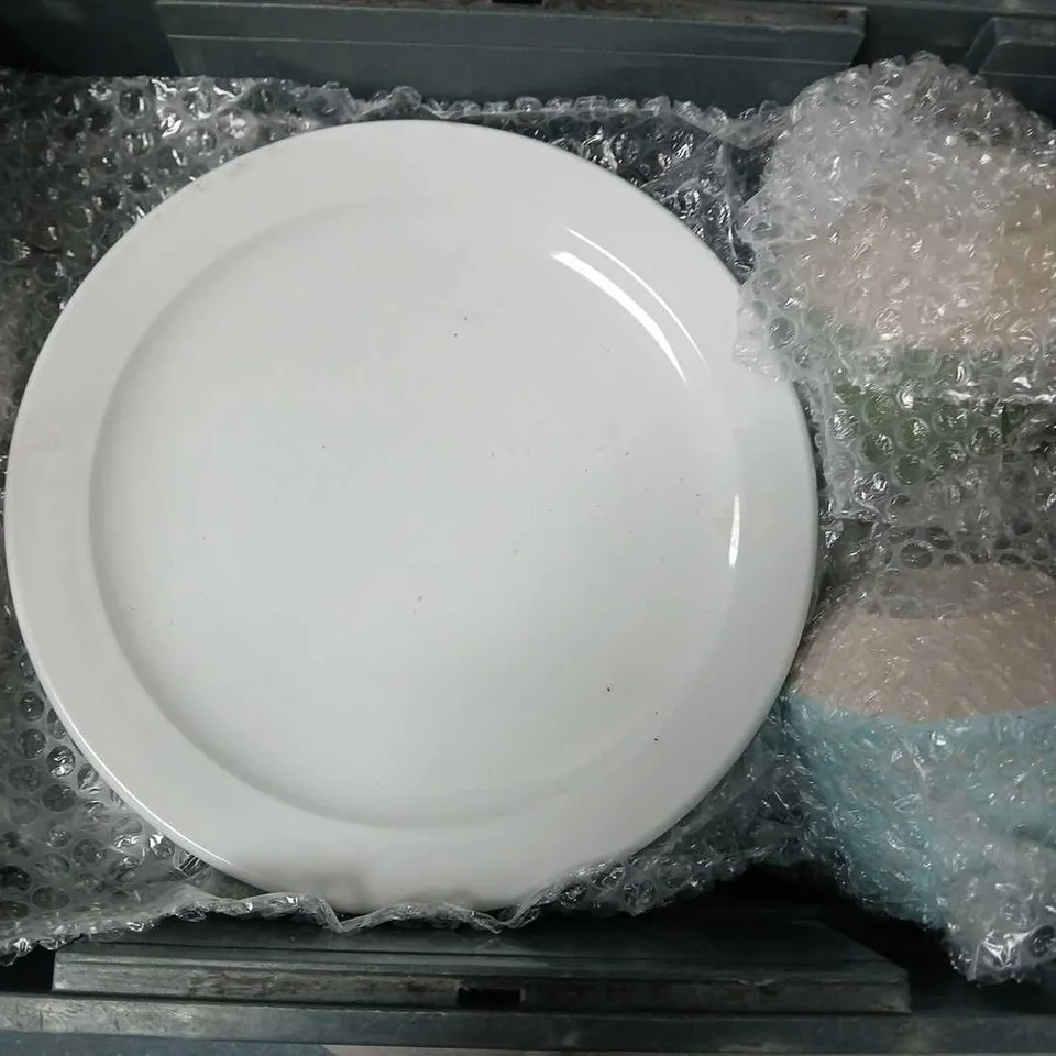 APPROXIMATELY 3 ASSORTED FRAGILE HOUSEHOLD ITEMS TO INCLUDE PLATE SET, MUGS, ETC - COLLECTION ONLY