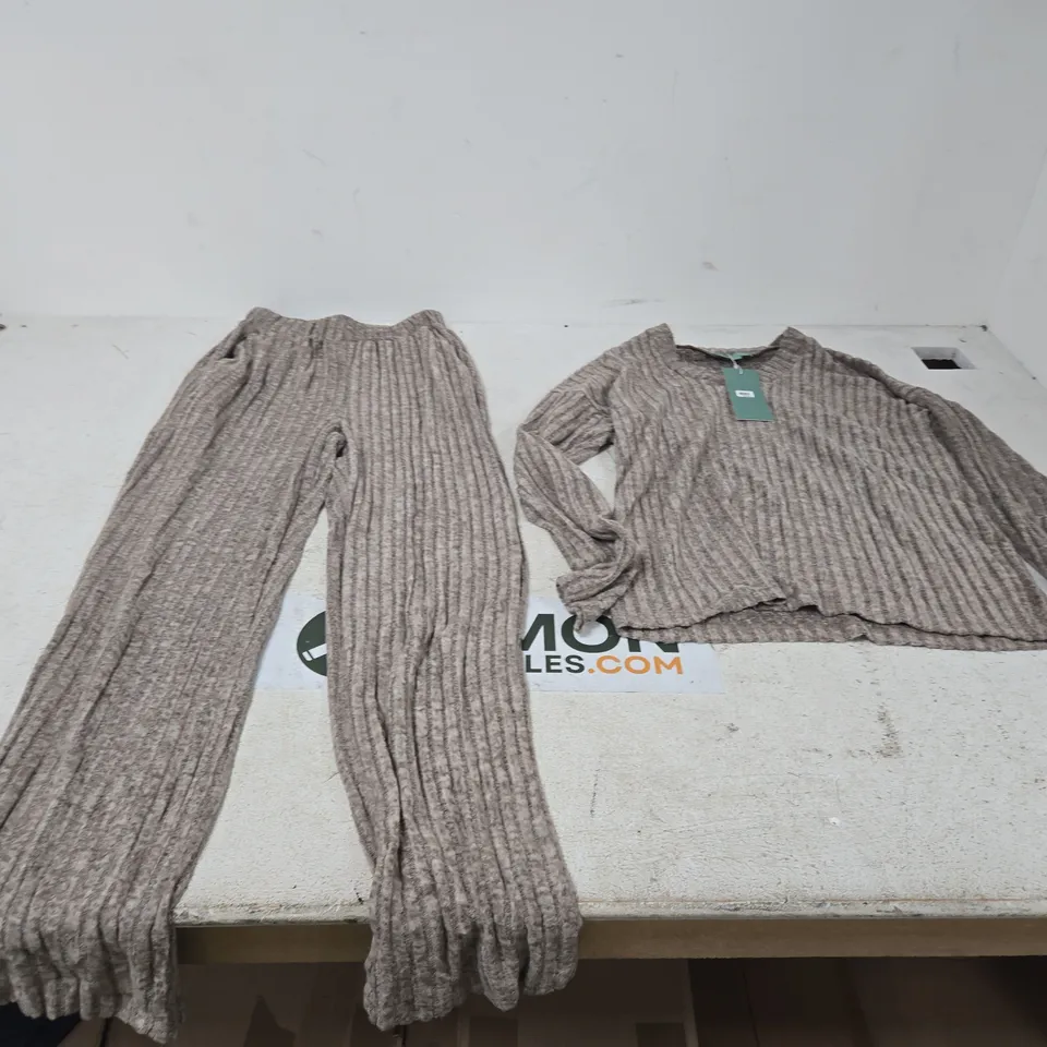 BOX OF APPROXIMATELY 20 ASSORTED CLOTHING ITEMS TO INCLUDE: LA MAREY 2 PIECE SET