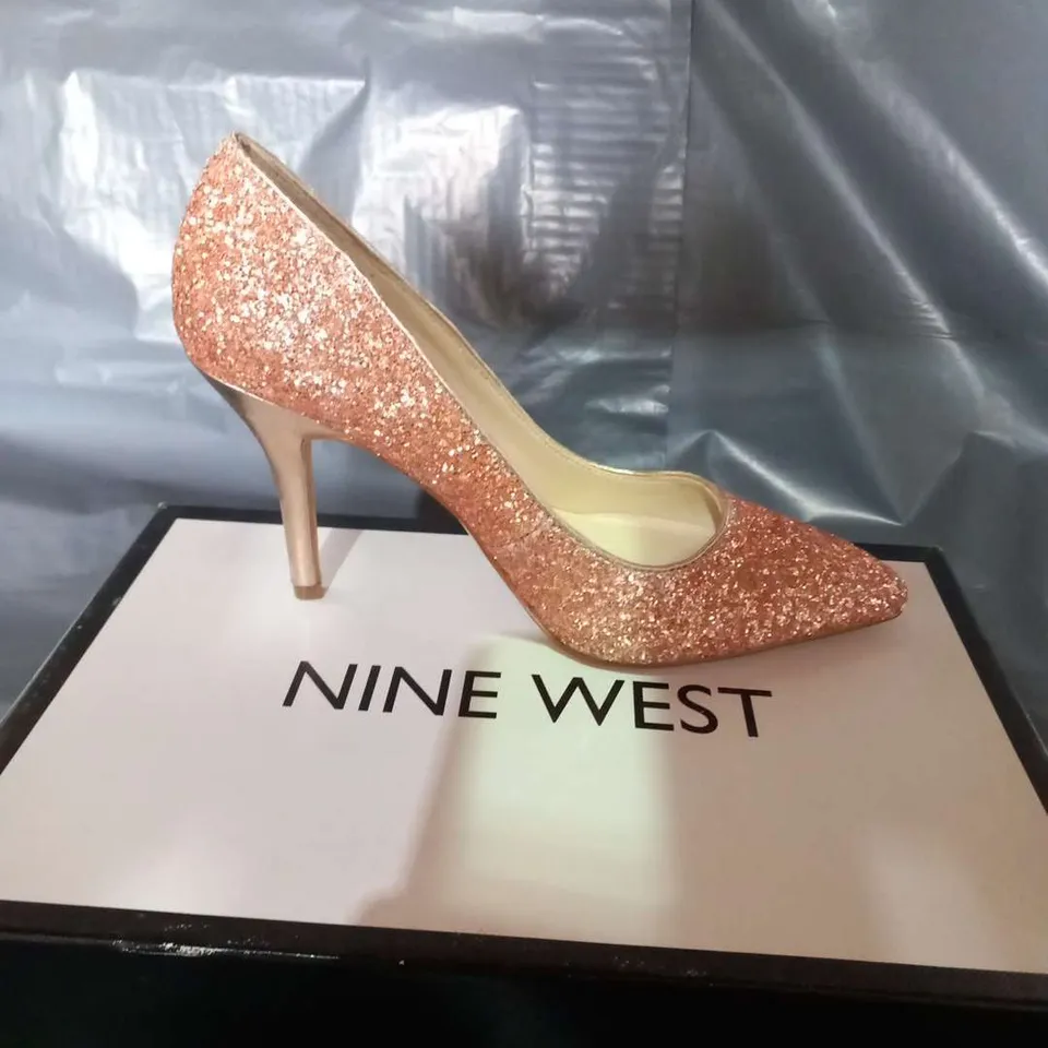 BOXED NINE WEST PALE PINK FLAGSHIP GLITTER LADIES SHOES SIZE 4