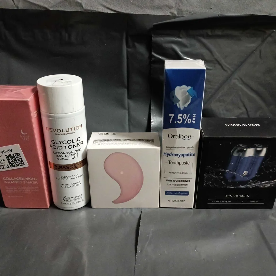 APPROXIMATELY 15 ASSORTED HEALTH & BEAUTY PRODUCTS TO INCLUDE MINI SHAVER, TOOTHPASTE AND REVOLUTION