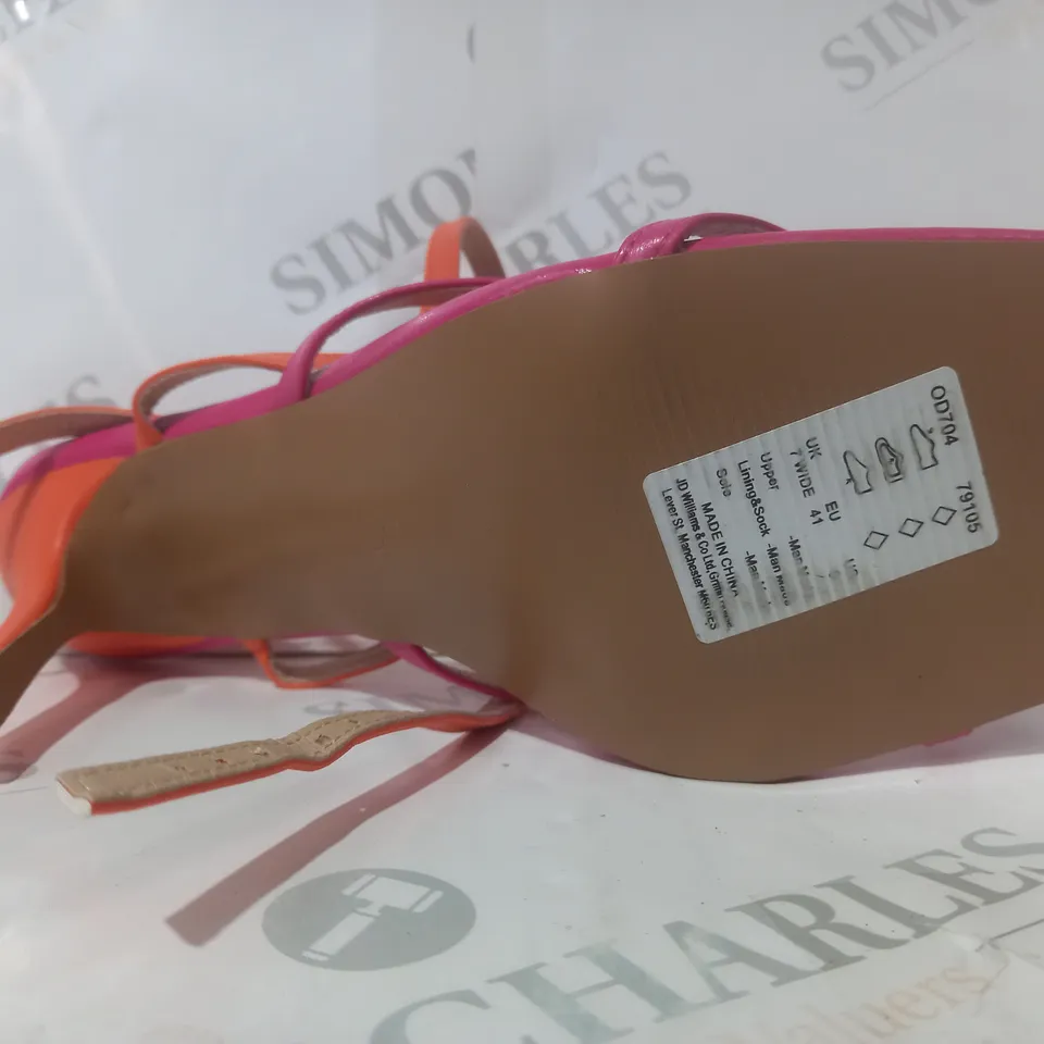 BOXED PAIR OF SIMPLY BE TOE POST MID HEEL SANDALS IN PURPLE/ORANGE UK SIZE 7