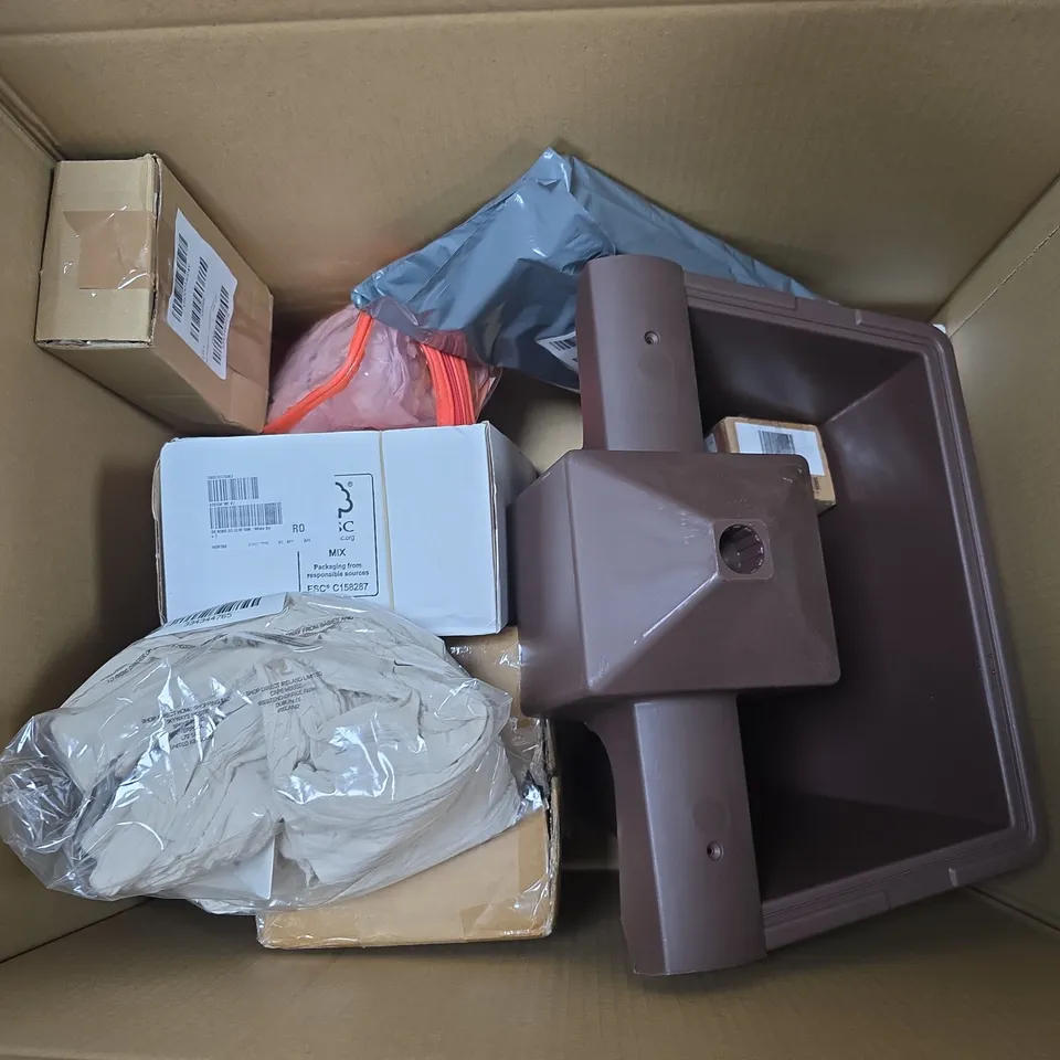 APPROXIMATELY 10 ASSORTED ITEMS TO INCLUDE FITTED SHEET, SALT LAMP, SUNGLASSES, ETC - COLLECTION ONLY
