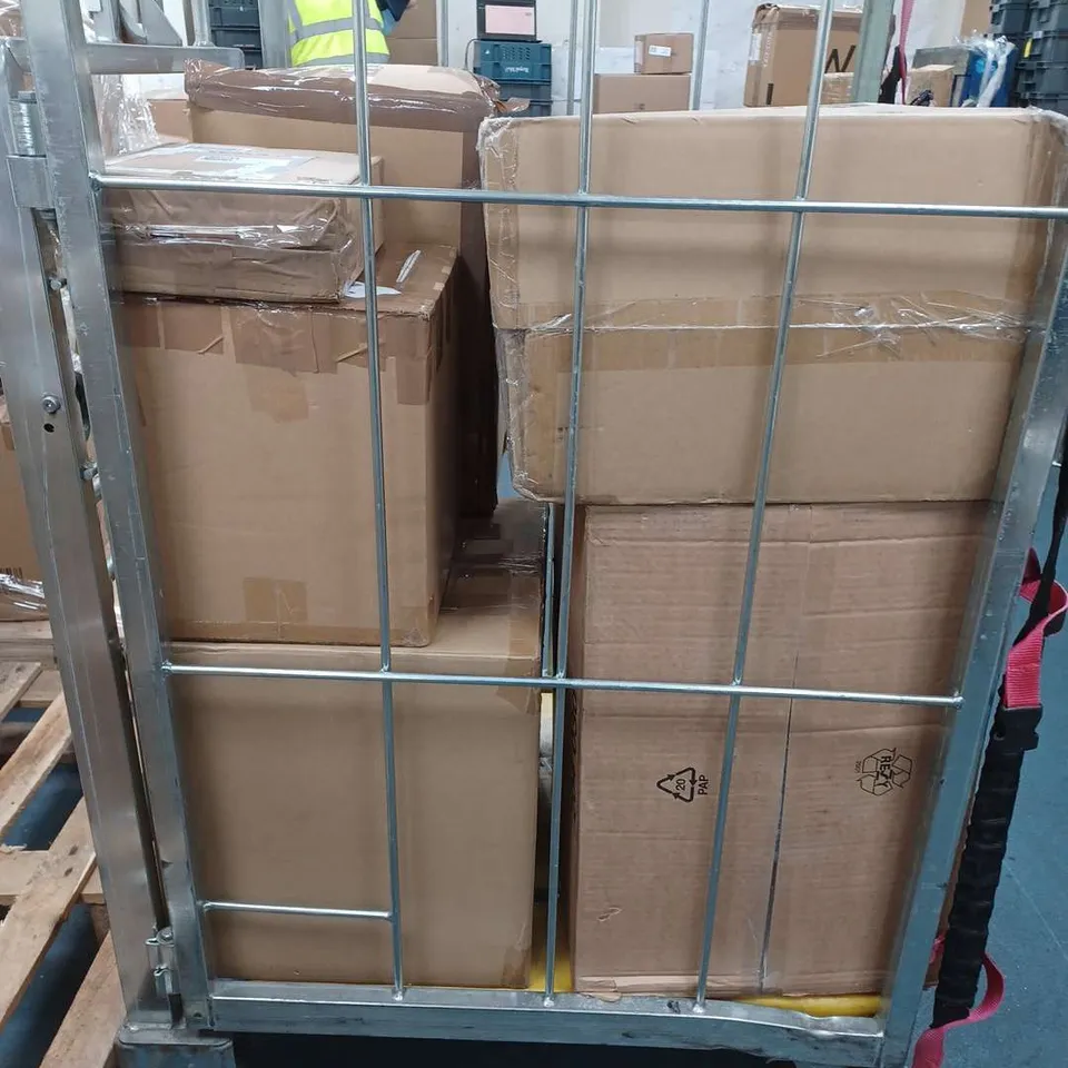 APPROXIMATELY 10 HOUSEHOLD ITEMS TO INCLUDE OVEN TRAYS, LIGHTING AND PACKING SHEETS