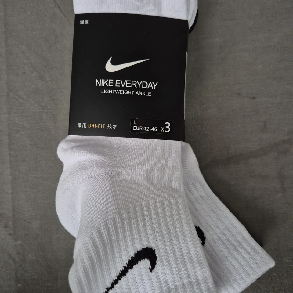 NIKE EVERYDAY LIGHTWEIGHT ANKLE SOCKS IN WHITE AND BLACK (3 PAIRS)