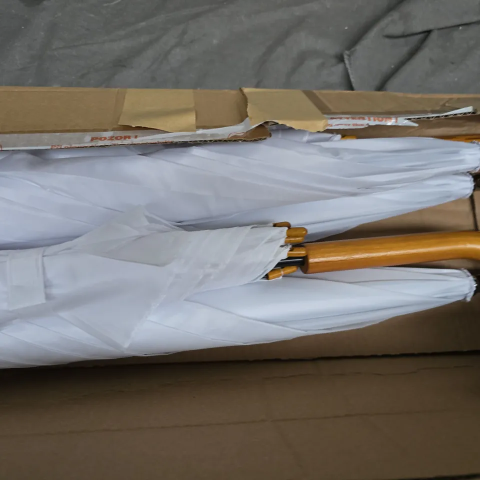 5 UNBRANDED UMBRELLAS IN WHITE