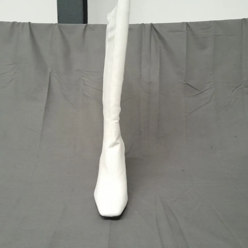 BOXED PAIR OF PUBLIC DESIRE APOLOGY BLOCK HEEL KNEE-HIGH BOOTS IN WHITE UK SIZE 6