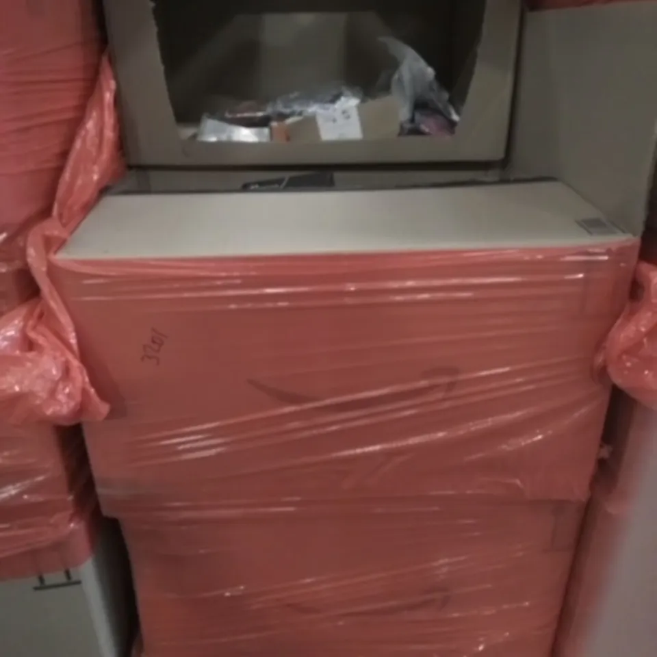 PALLET OF ASSORTED HOUSEHOLD ITEMS TO INCLUDE GAMING HEADSET, SLIPPERS AND MYO CLAY LANTERNS