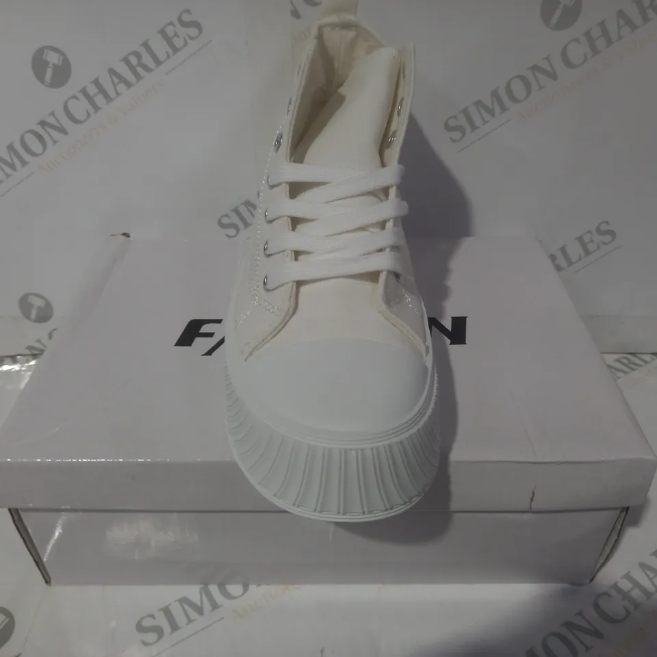 BOXED PAIR OF FASHION PLATFORM CANVAS SHOES IN OFF-WHITE EU SIZE 39