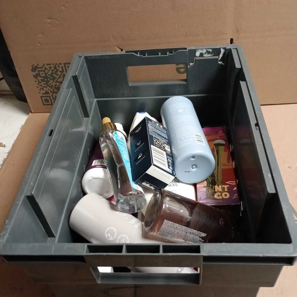 TOTE OF APPROXIMATELY 18 ASSORTED COSMETIC ITEMS TO INCLUDE MANCAVE SHOWER GEL, DOVE BODY WASH, BEARD OIL, SO? AURORA NIGHTS BODY MIST, MOLTON BROWN BATH AND SHOWER GEL ETC