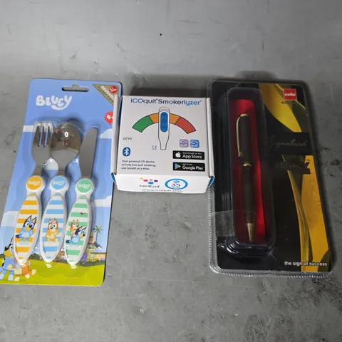 APPROXIMATELY 12 ASSORTED ITEMS TO INCLUDE - BLUEY KIDS CUTLERY , CO DEVICE , CELLO LEGACY BALL PEN ETC