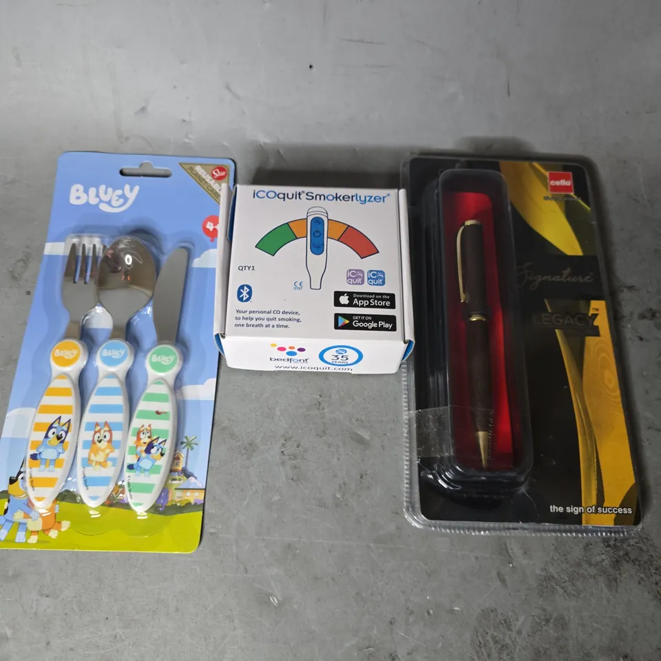 APPROXIMATELY 12 ASSORTED ITEMS TO INCLUDE - BLUEY KIDS CUTLERY , CO DEVICE , CELLO LEGACY BALL PEN ETC