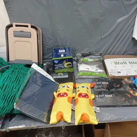 BOX OF APPROXIMATELY 15 ASSORTED ITEMS TO INCLUDE - DOG TOYS, SLEEP MASK, AND CERAMIC APPLE BIRD FEEDER ETC. 