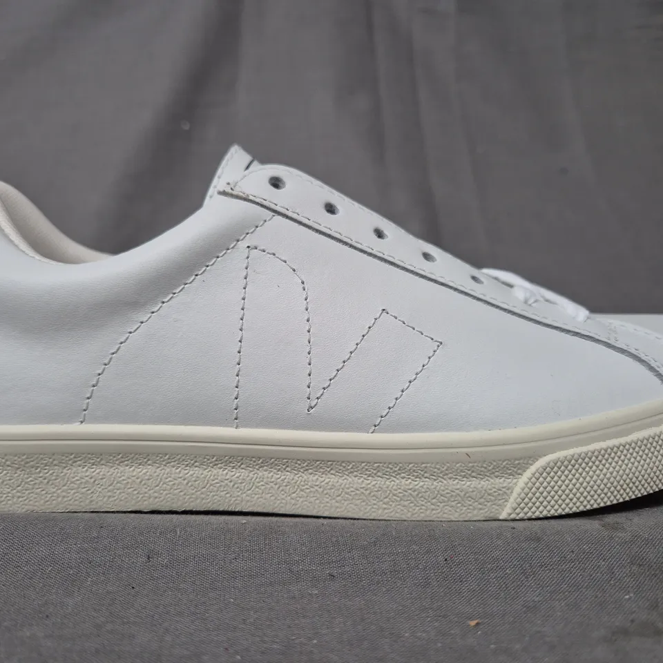 BOXED PAIR OF VEJA ESPLAR SHOES IN WHITE UK SIZE 5