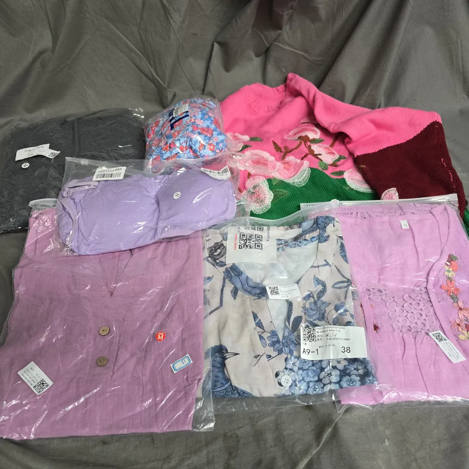 BOX OF APPROXIMATELY 20 ASSORTED CLOTHING ITEMS TO INCLUDE SWEATER, JACKET, TOPS, ETC