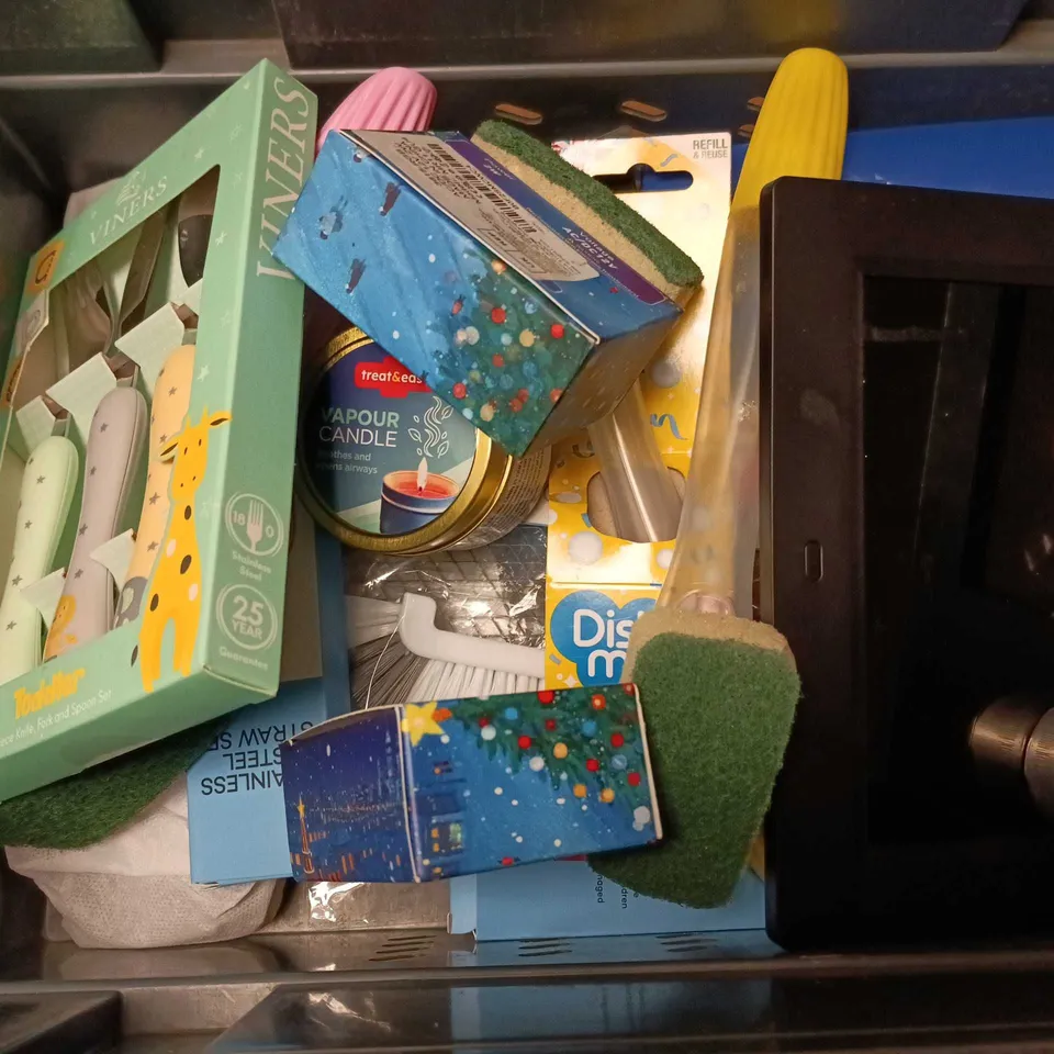 APPROXIMATELY 12 ASSORTED HOUSEHOLD ITEMS TO INCLUDE DIGITAL CALENDAR DAY CLOCK, VINERS TODDLER 3 PC CUTLERY SET, ELAVATE STAINLESS STEEL STRAW SET, ETC