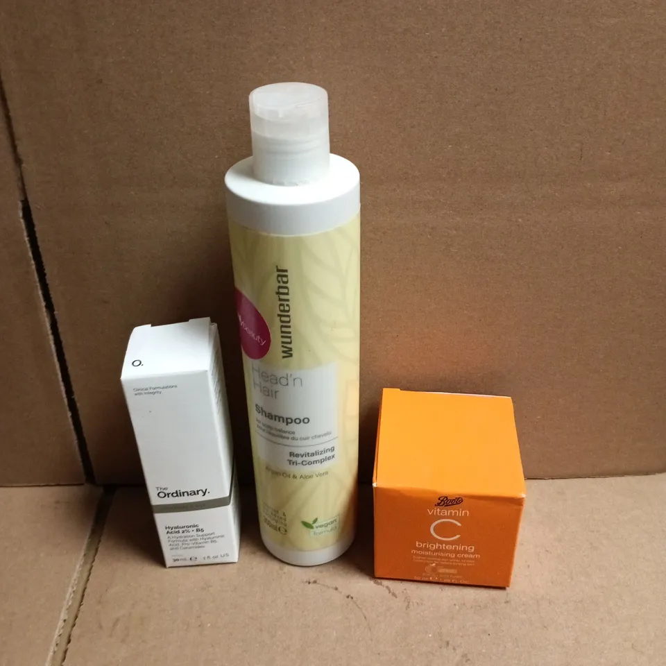 APPROXIMATEY 20 ASSORTED HEALTH AND BEAUTY PRODUCTS TO INCLUDE BOOTS VITAMIN C BRIGHTENING CREAM, THE ORDINARY HYALURONIC ACID 2% + B5, WUNDERBAR HEAD'N HAIR SHAMPOO ETC 