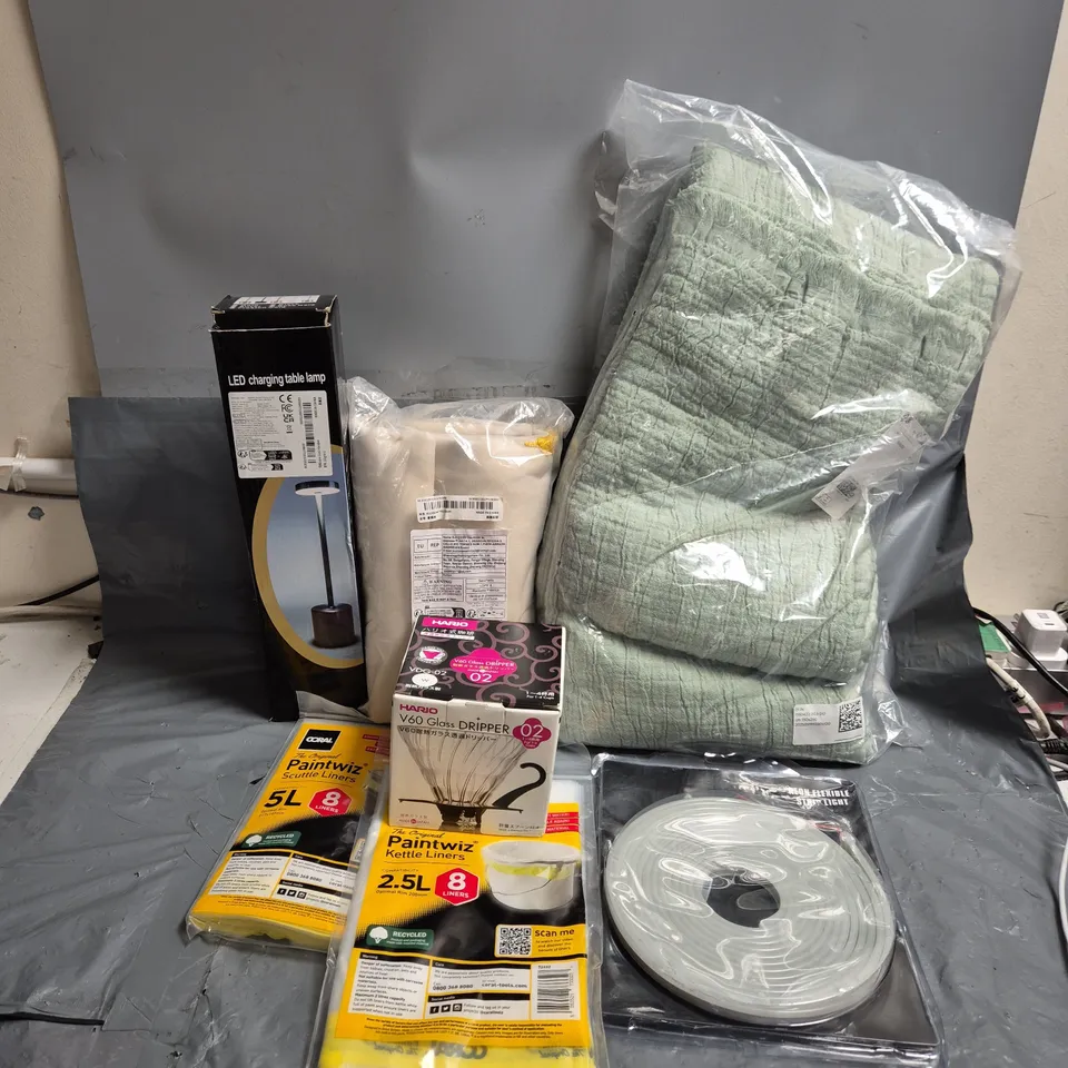 APPROXIMATELY 20 ASSORTED HOUSEHOLD PRODUCTS TO INCLUDE NEON FLEXIBLE STRIP LIGHT, V60 GLASS DRIPPER, KETTLE LINERS, ETC - COLLECTION ONLY