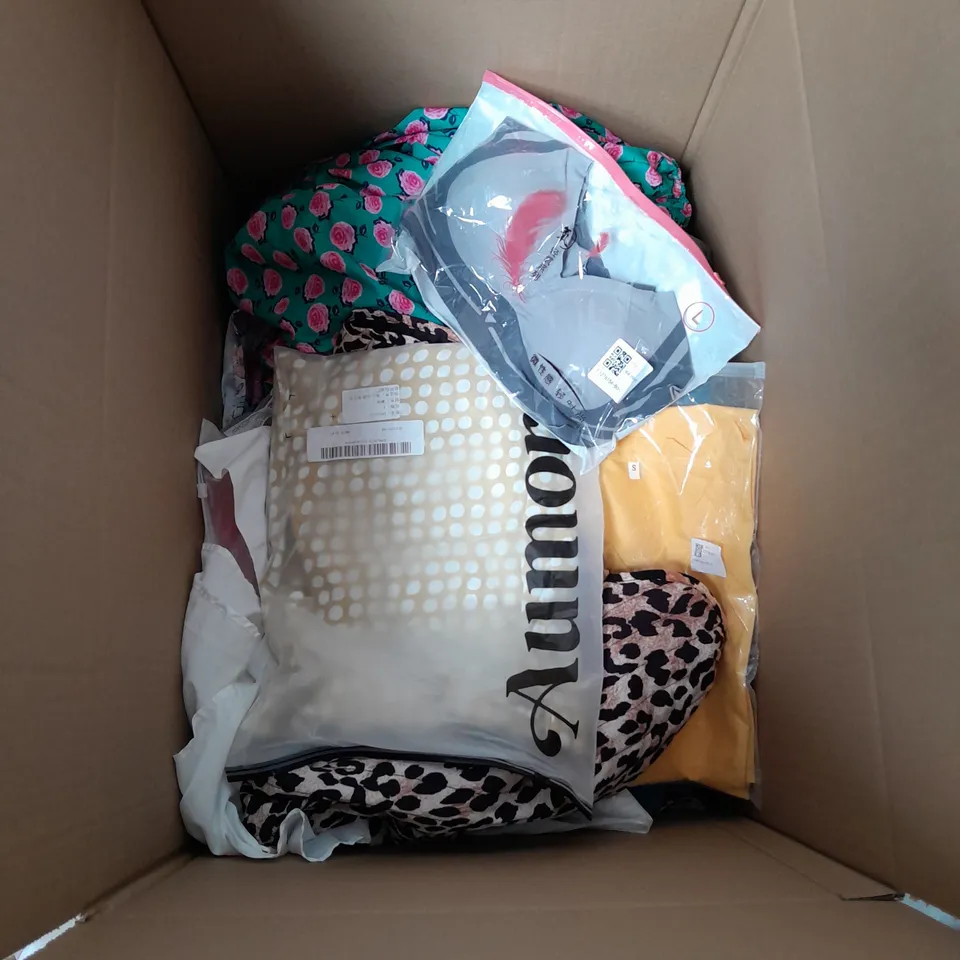 APPROXIMATELY 25 CLOTHING ITEMS TO INCLUDE DUNGAREES AND TOPS. ASSORTED SIZES, STYLES AND COLOURS