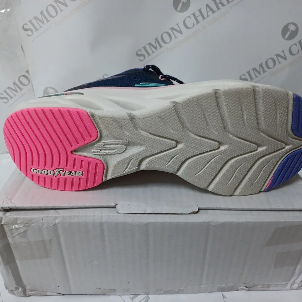 PAIR OF SKECHERS GLIDE STEP TRAINERS IN NAVY SIZE 6