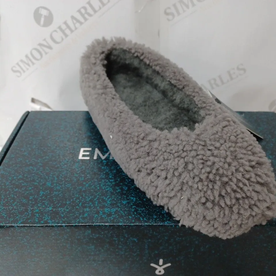 PAIR OF BOXED EMU AUSTRALIA "MIRA" SLIPPERS IN CHARCOAL, UK SIZE 4