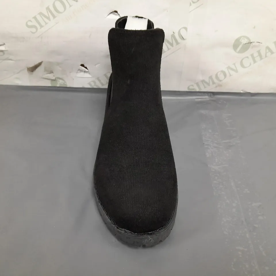 BOXED PAIR OF DESIGNER SHOES IN BLACK EU SIZE 38