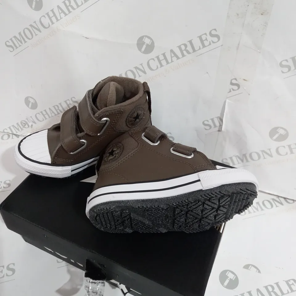 BOXED PAIR OF KIDS CONVERSE SIZE 8