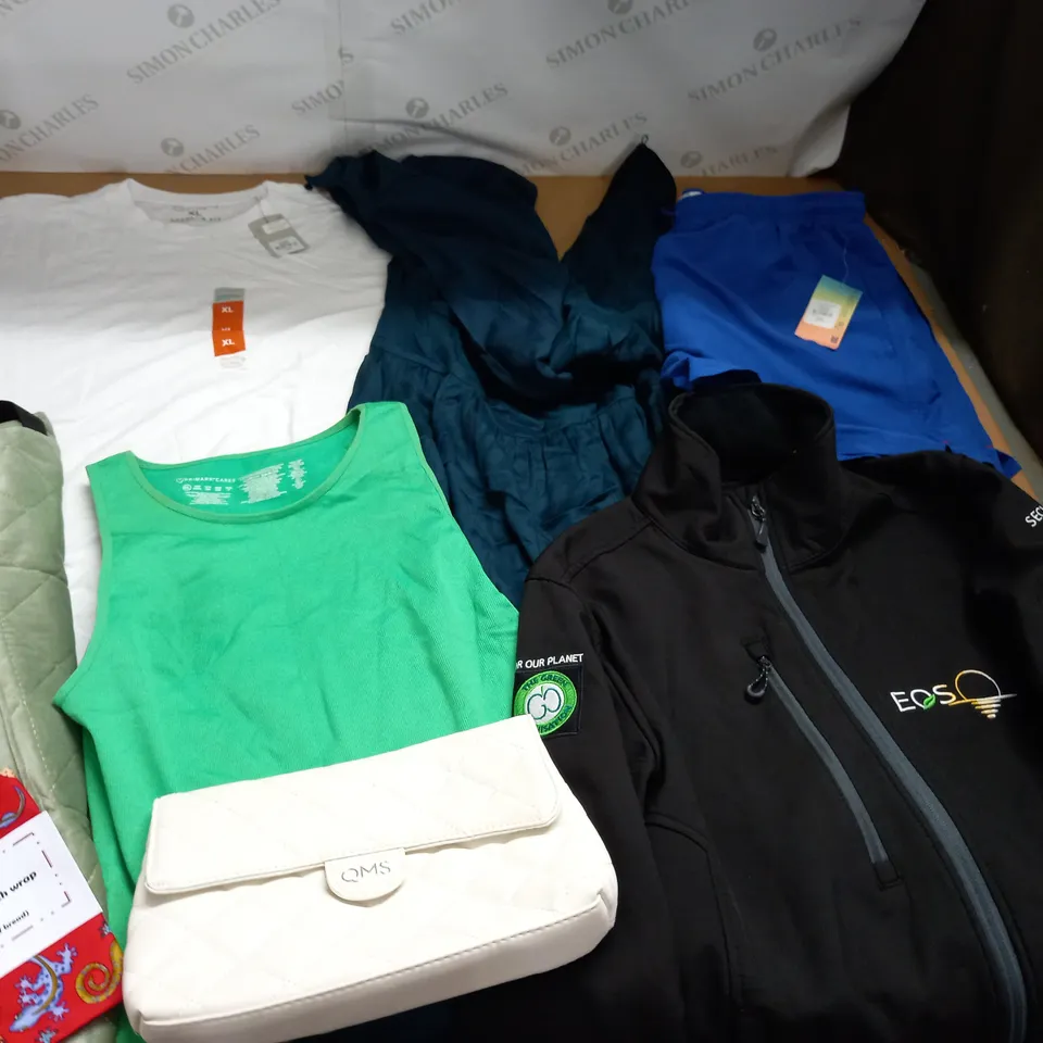 LARGE QUANTITY OF ASSORTED CLOTHING ITEMS