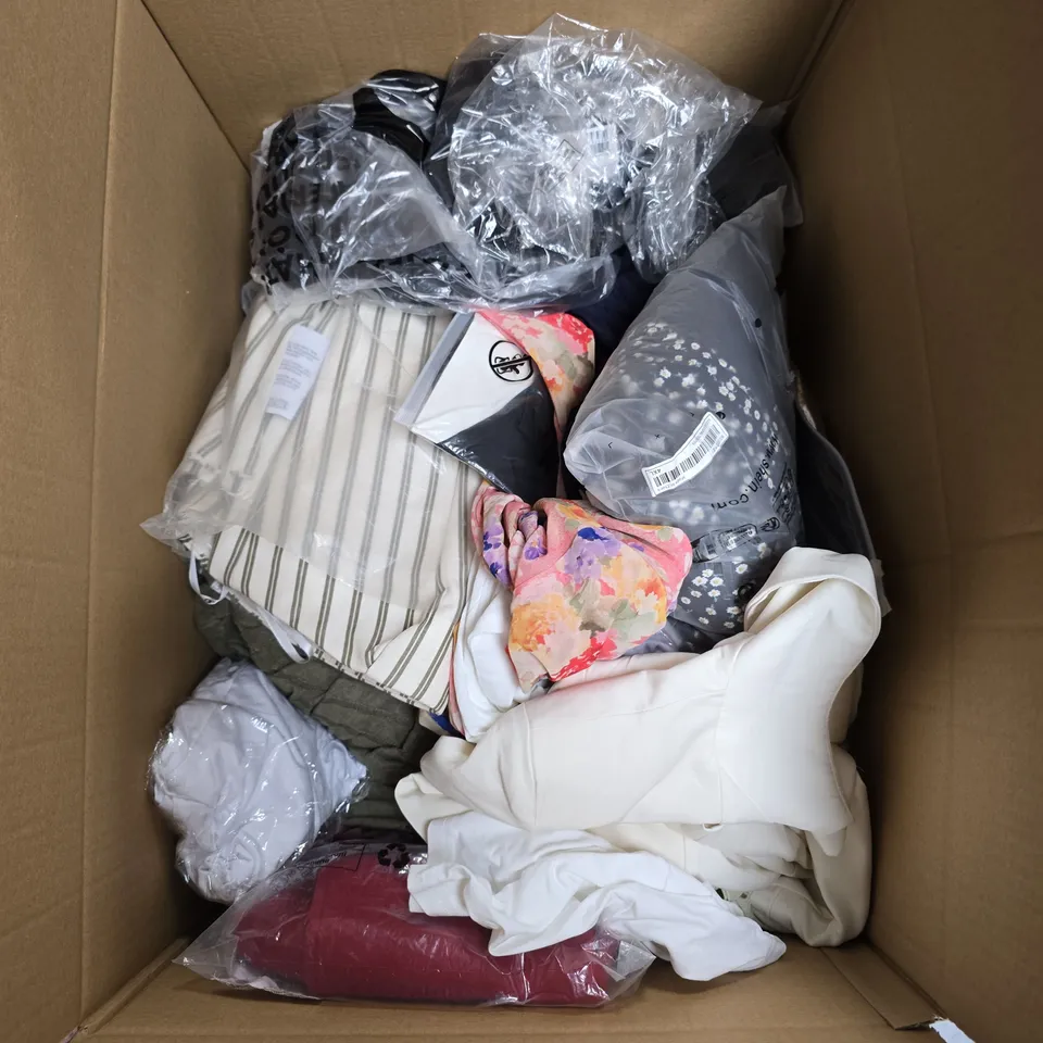 BOX OF APPROXIMATELY 20 ASSORTED CLOTHING ITEMS TO INCLUDE DRESS, JUMPER, TOPS, ETC